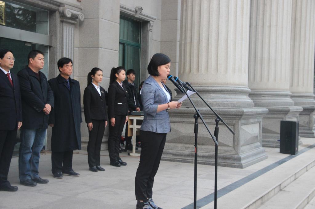 学生代表陈雯倩发言最后,全体医学院学生面对国旗,在学生会主席秦子清